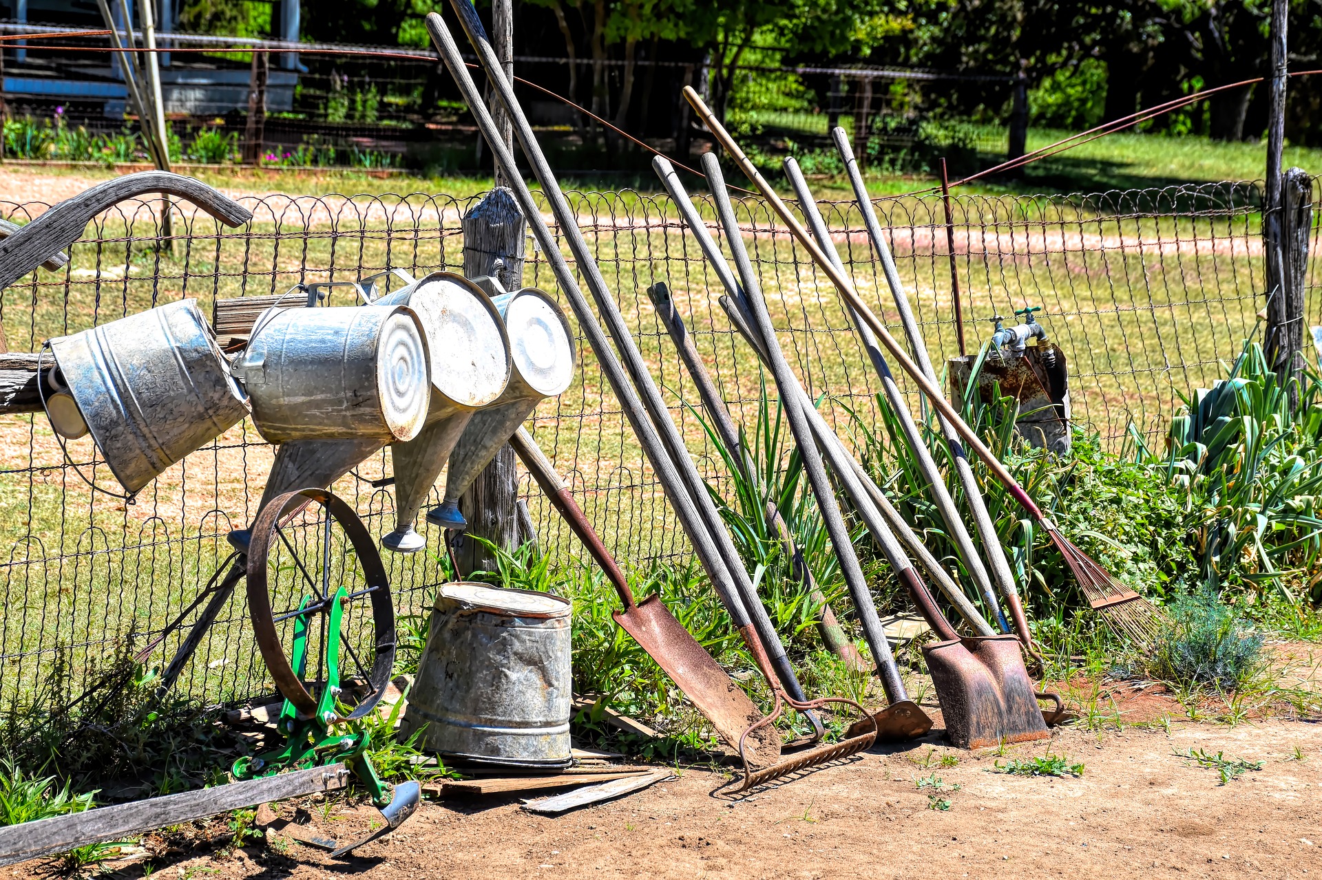 Gartengeräte - Arbeitsplatz im Garten Gartengeräte