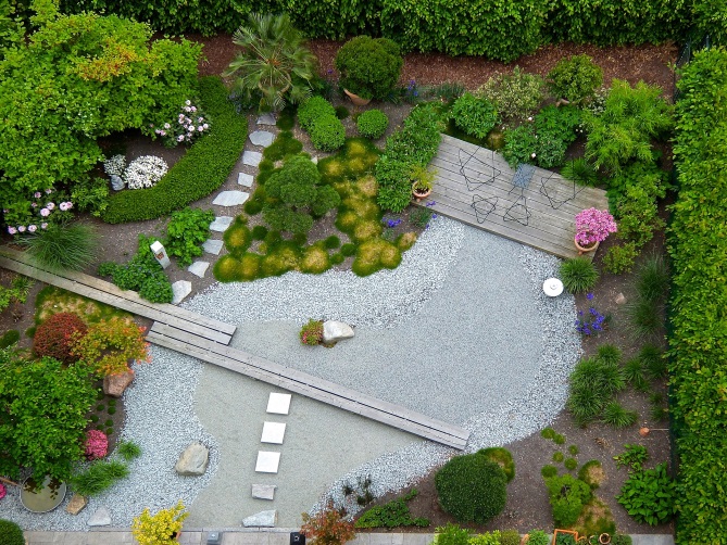 gartengeraete-moderner-garten Einen hoch modernen Garten wie diesen, pflegt man in erster Linie mit Kleinstgeräten und mit viel Akribie und Liebe zum Detail. pixabay.com © MALCOLUMBUS (CC0 Public Domain)