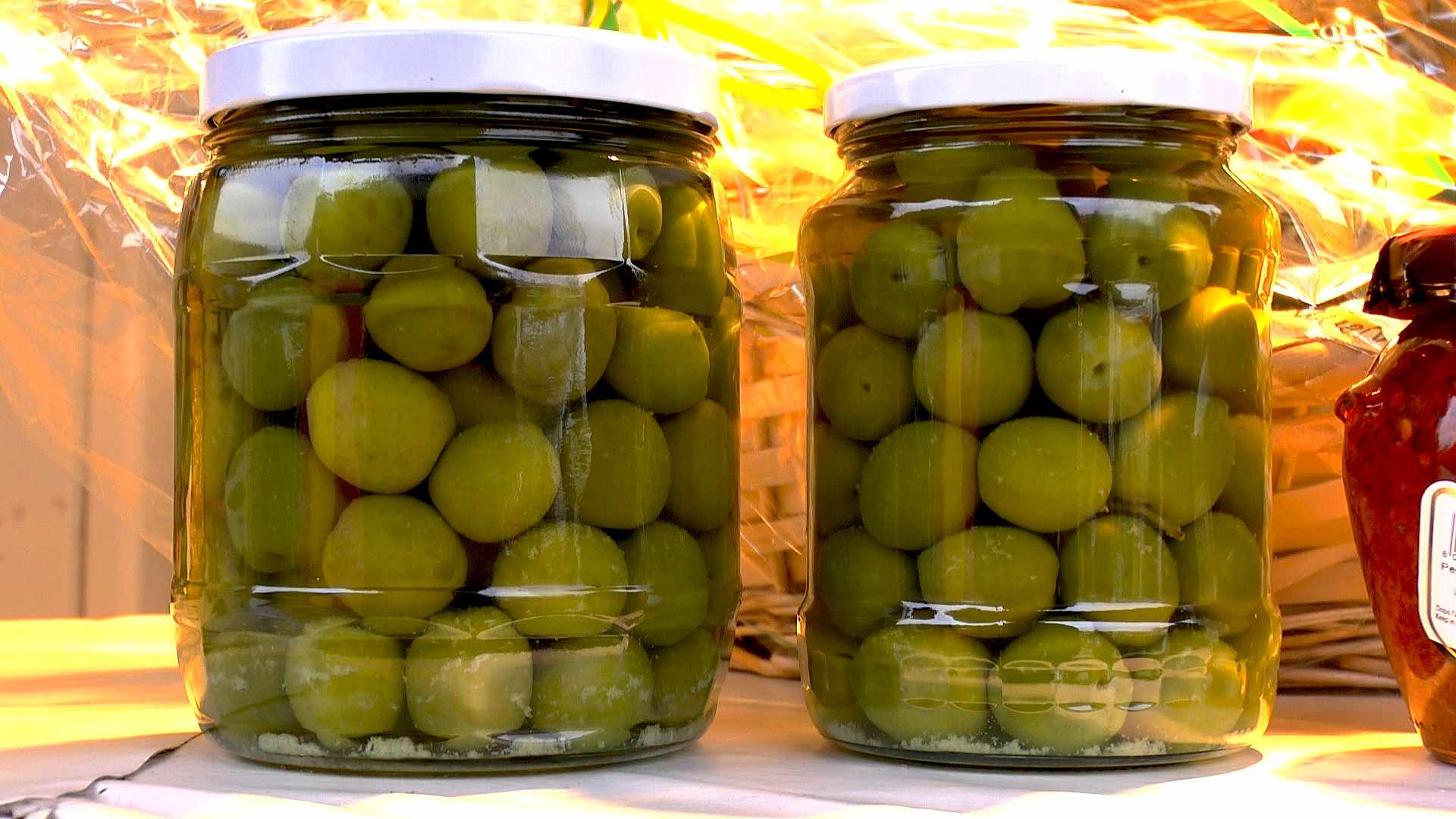 Olive (Olea) im Pflanzenlexikon >>” /><br /> <center><small>Olive (Olea) im Pflanzenlexikon >></small></center></p>
<p>Athleisure continues to dominate fashion trends, and olive green joggers fit perfectly into this category. To elevate your athleisure game:</p>
<ul>
<li><strong>Choose Stylish Sports Bras:</strong> A chic sports bra can be a great top option.</li>
<li><strong>Layer with a Stylish Windbreaker:</strong> A fashionable windbreaker can add flair.</li>
<li><strong>Footwear:</strong> Stylish trainers can elevate the entire look.</li>
</ul>
<p>This outfit is great for workout sessions or casual outings while still maintaining a fashionable edge.</p>
<h2><span class=