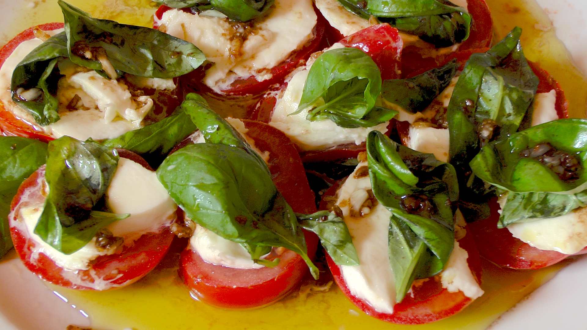 Caprese - Tomaten mit Mozzarella und Basilikum &amp;gt;&amp;gt;GartenNatur.com