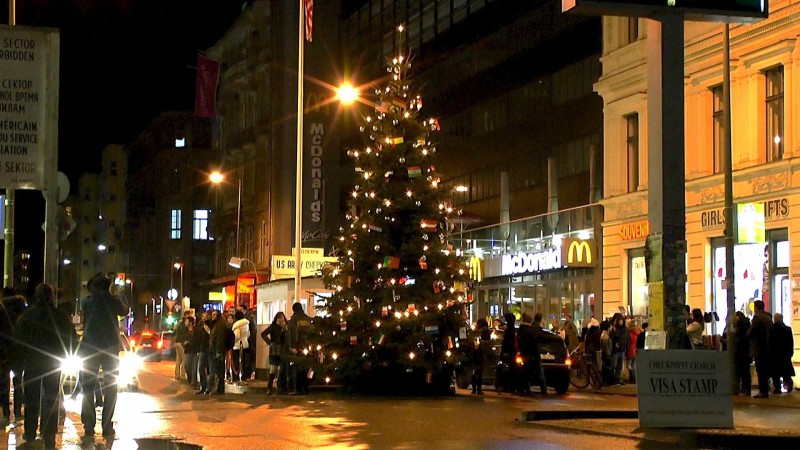 weihnachtsbaum-checkpoint-charlie